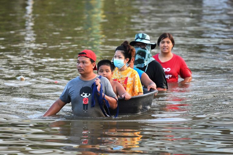 Bangkok and other areas of central Thailand have received new warnings of possible major flooding