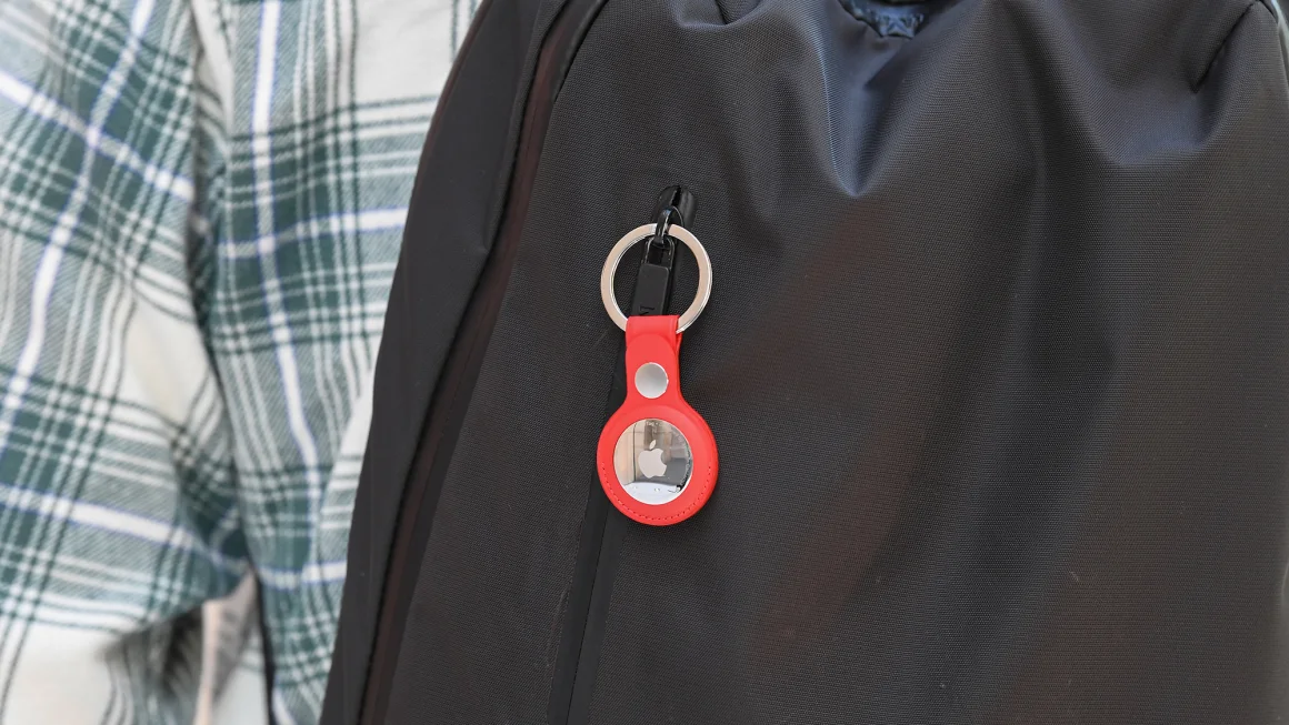 “Apple’s New AirTag Feature Helps Travelers Track Lost Luggage in Real-Time”